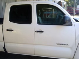 2006 TOYOTA TACOMA, WHITE, SR5, PRE-RUNNER, CREW CAB, 4.0L, AT, 2WD.  Z26370